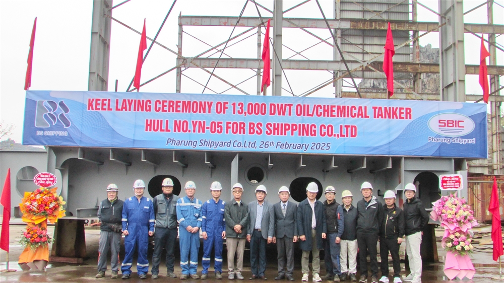 Đặt ky tàu chở dầu hóa chất 13.000 tấn YN05 và cắt tôn YN06
